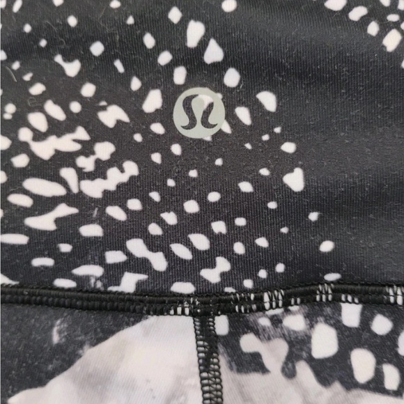 Lululemon Wunder Under Crop III *Full-On LuonStatic Mist White Black Rare Size 6 - Picture 8 of 8